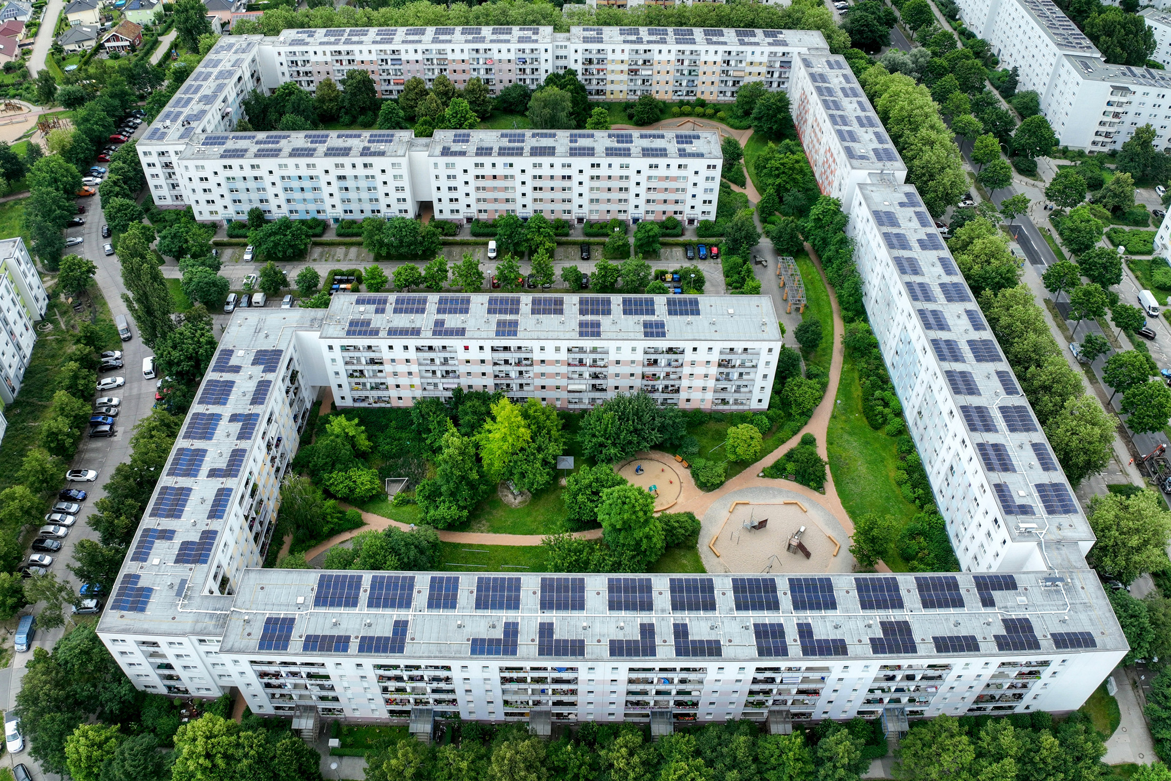 Solaranlage der Berliner Stadtwerke auf dem Dach der HOWOGE-Wohnanlage in der Ernst-Barlach-Straße