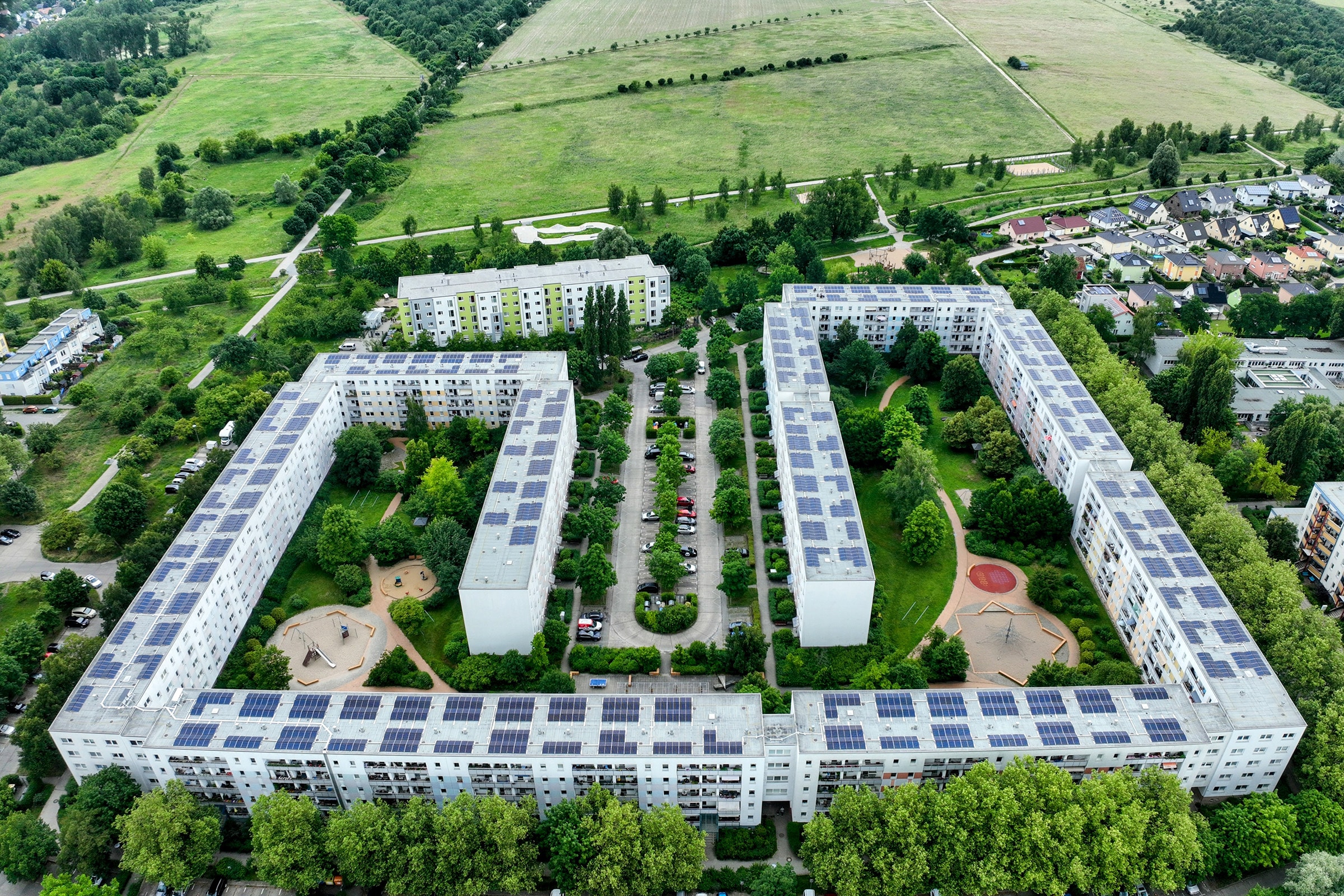 Solaranlage der Berliner Stadtwerke auf dem Dach der HOWOGE-Wohnanlage in der Ernst-Barlach-Straße