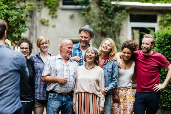 Freund:innen machen ein Gruppenfoto; © Hinterhaus Productions/Getty Images