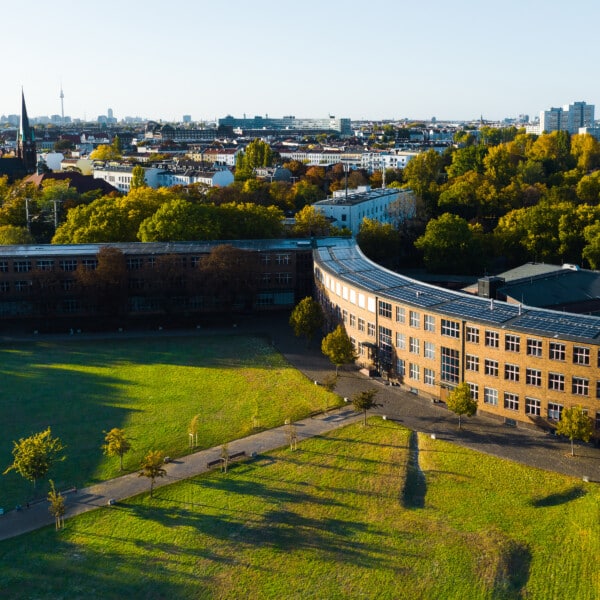 Drohnenaufnahme der Solaranlage auf dem Dach der Max-Taut-Schule; © Carsten Schönijahn