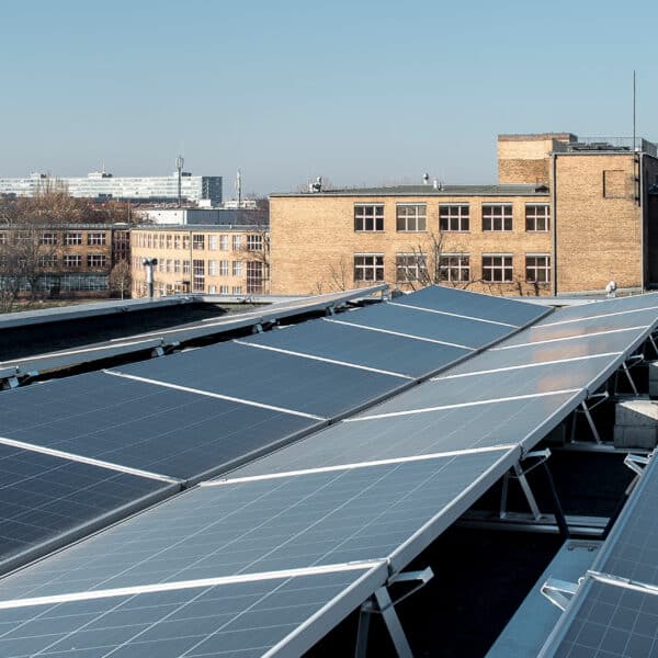 Solaranlage der Berliner Stadtwerke auf dem Dach der Max-Taut-Schule