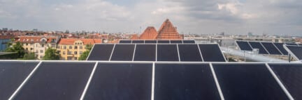 Solarthermie-Anlage der Berliner Stadtwerke auf dem Dach des Rollberg-Quartiers