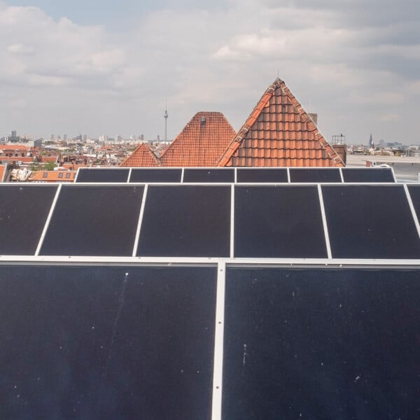 Solarthermie-Anlage der Berliner Stadtwerke auf dem Dach des Rollberg-Quartiers