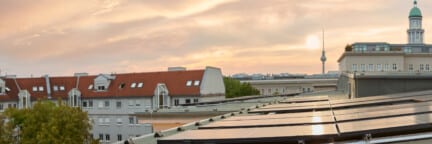 Solaranlage der Berliner Stadtwerke auf dem Dach des Georg-Friedrich-Händel-Gymnasiums in Berlin-Friedrichshain