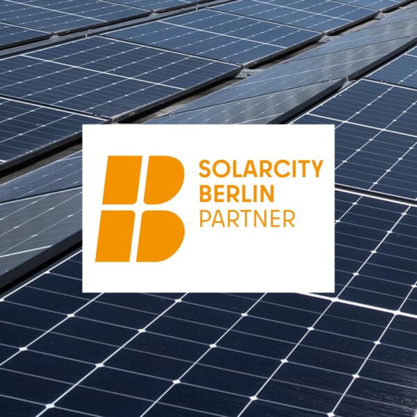 Solardach mit Logo des Partnerschaftsnetzwerks Solarcity Berlin