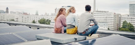 Drei Personen auf dem Solardach der Berliner Stadtwerke