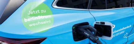 Ein Auto der Berliner Stadtwerke mit Stromladekabel.
