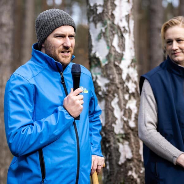 Chris Werner, Geschäftsführer der Berliner Stadtwerke, und Dr. Sabine Buder, Geschäftsführerin der Schutzgemeinschaft Deutscher Wald Landesverband Brandenburg e. V., sprechen über das Aufforsten im Stadtwerke-Wald.