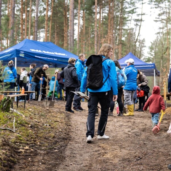 Ankunft im Stadtwerke-Wald: Mitarbeiter:innen der Berliner Stadtwerke und ihre Familien treffen sich mit der Schutzgemeinschaft Deutscher Wald, um gemeinsam Bäume zu pflanzen.