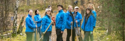Mitarbeiter:innen der Berliner Stadtwerke bei einer Baumpflanzaktion im Stadtwerke-Wald
