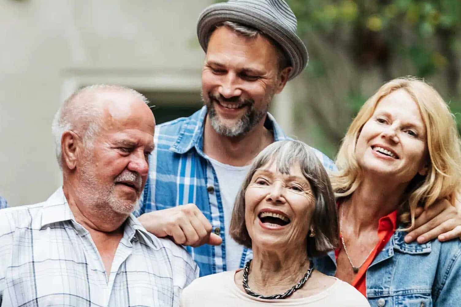 Freund:innen machen ein Gruppenfoto